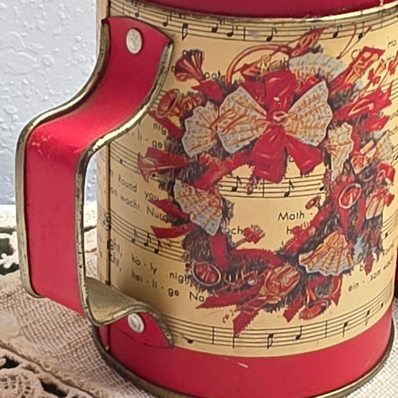 Vintage Christmas Music Tin Salt‎ Pepper Shakers Red Wreath Design Set Red Metal - Picture 6 of 9